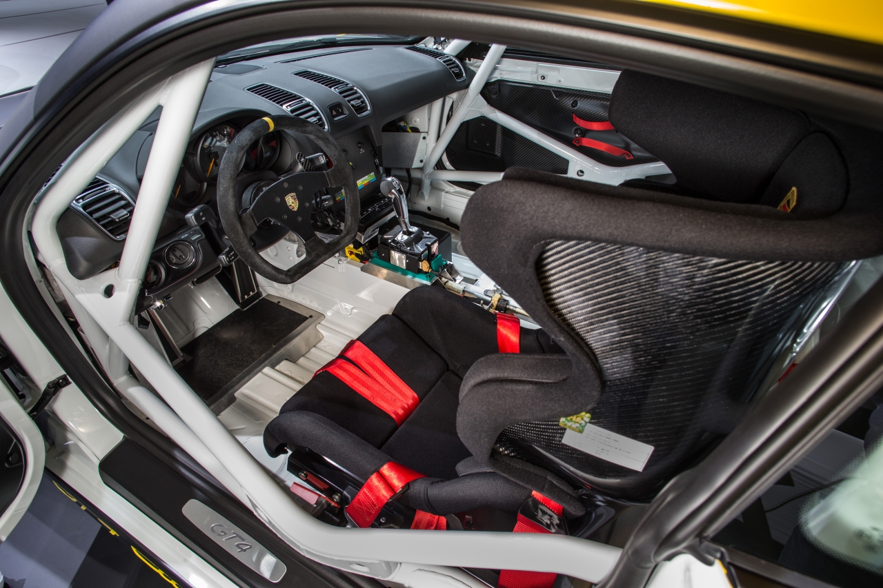 Porsche Cayman GT4 klaargestoomd op het circuit als Clubsport. Porsche presenteerde de circuittijger op de Los Angeles Motor Show.