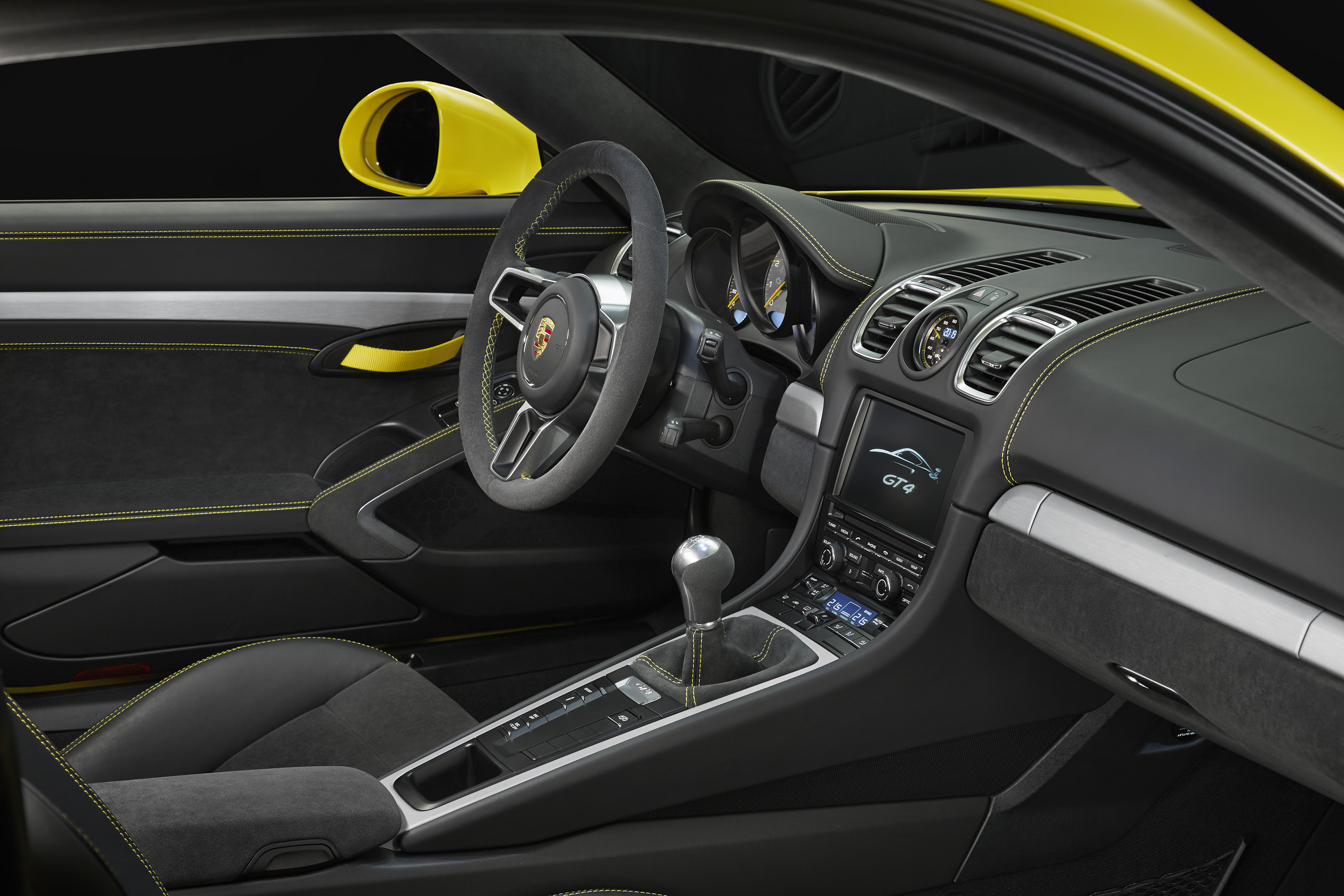 Porsche onthult Cayman GT4, de snelste Cayman in de familie. Hij staat live op de Autosalon van Geneve en rolt vanaf april de showrooms in.