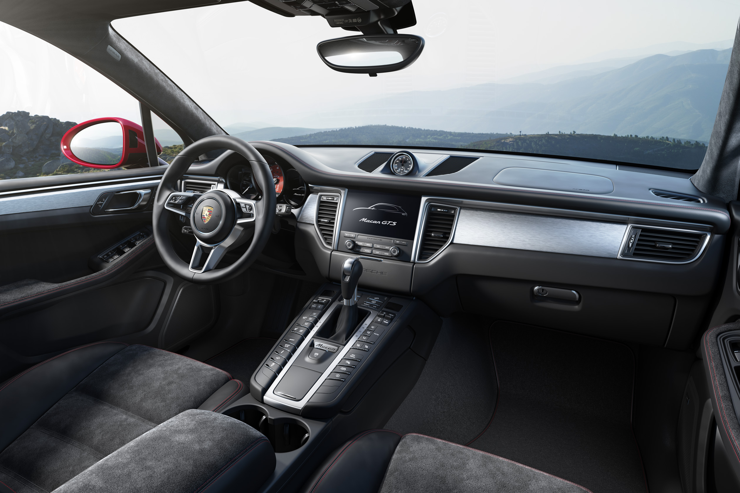 Autotest met de Porsche Macan GTS op Tenerife tijdens de persintroductie in november 2015. De SUV is de topper in zijn segment en komt als GTS extra krachtig voorrijden.