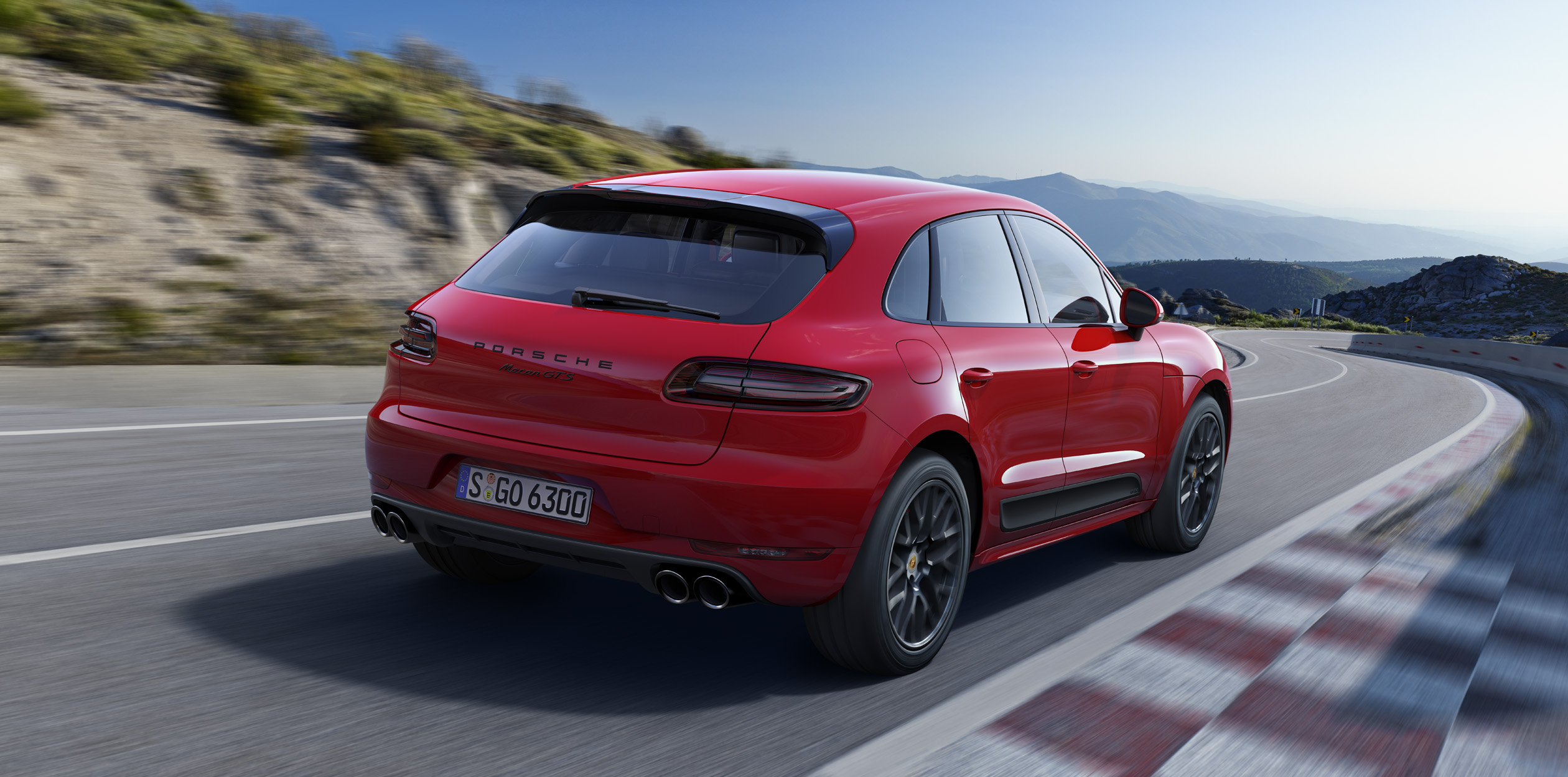 Autotest met de Porsche Macan GTS op Tenerife tijdens de persintroductie in november 2015. De SUV is de topper in zijn segment en komt als GTS extra krachtig voorrijden.
