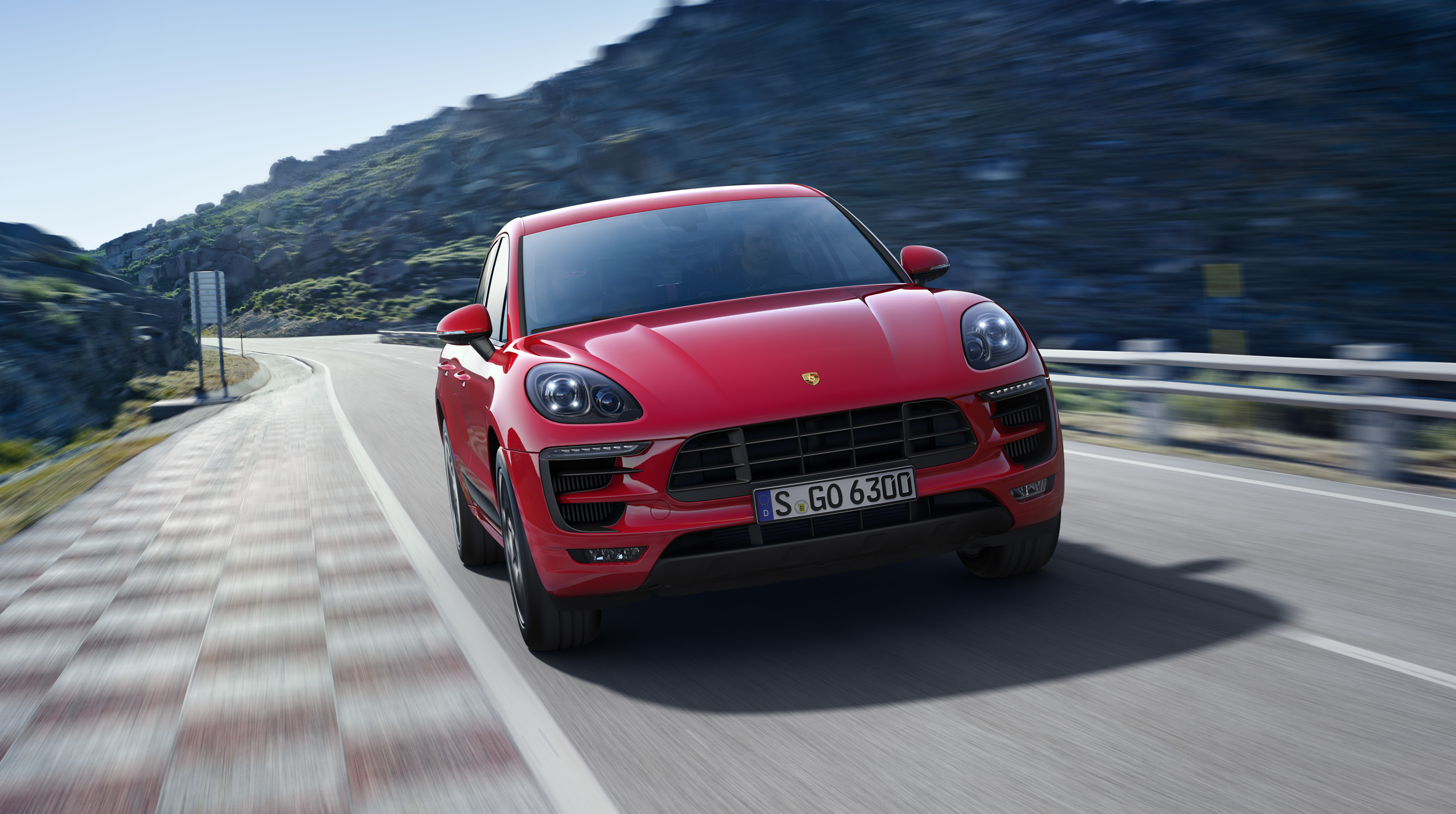 Autotest met de Porsche Macan GTS op Tenerife tijdens de persintroductie in november 2015. De SUV is de topper in zijn segment en komt als GTS extra krachtig voorrijden.