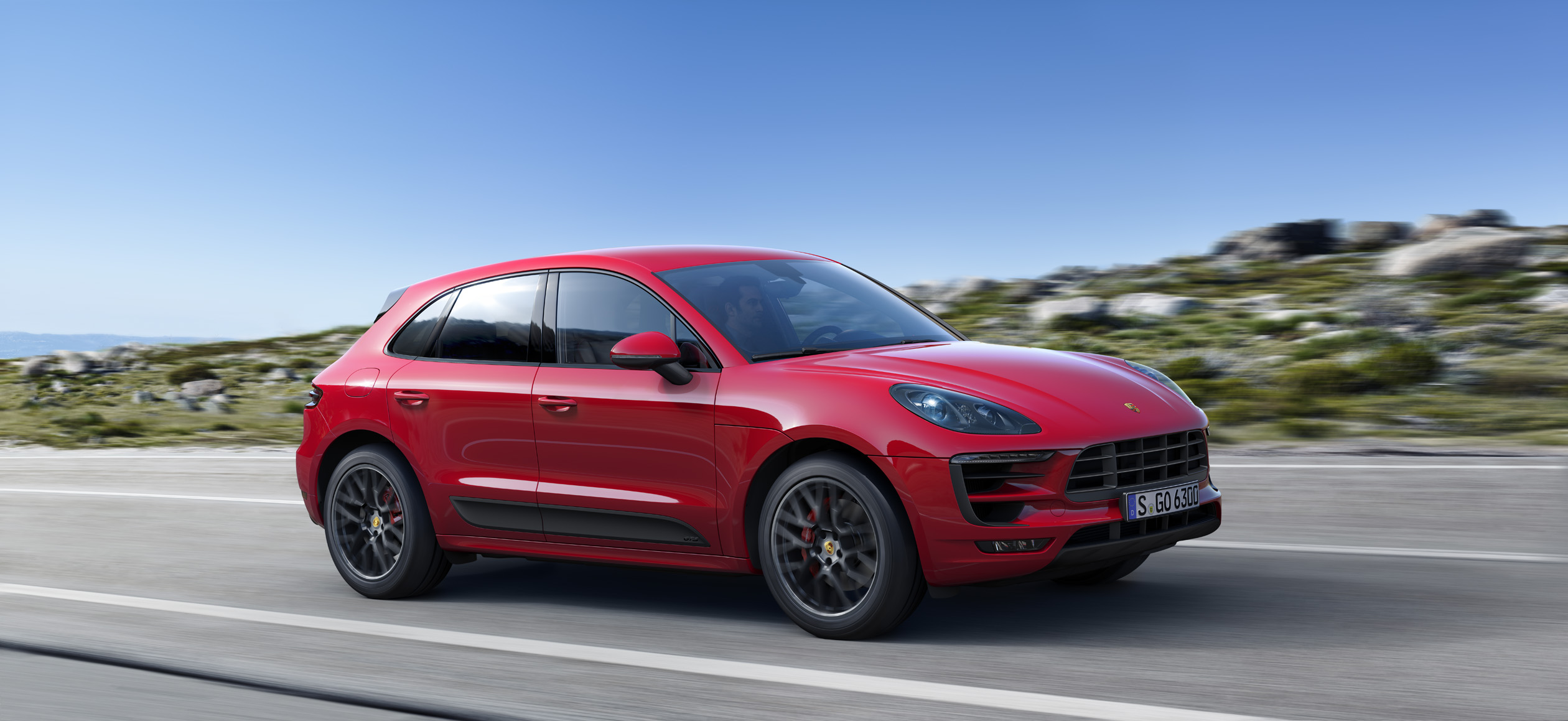 Autotest met de Porsche Macan GTS op Tenerife tijdens de persintroductie in november 2015. De SUV is de topper in zijn segment en komt als GTS extra krachtig voorrijden.