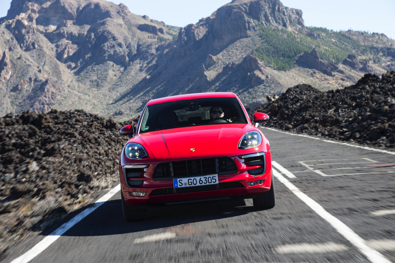 Autotest met de Porsche Macan GTS op Tenerife tijdens de persintroductie in november 2015. De SUV is de topper in zijn segment en komt als GTS extra krachtig voorrijden.