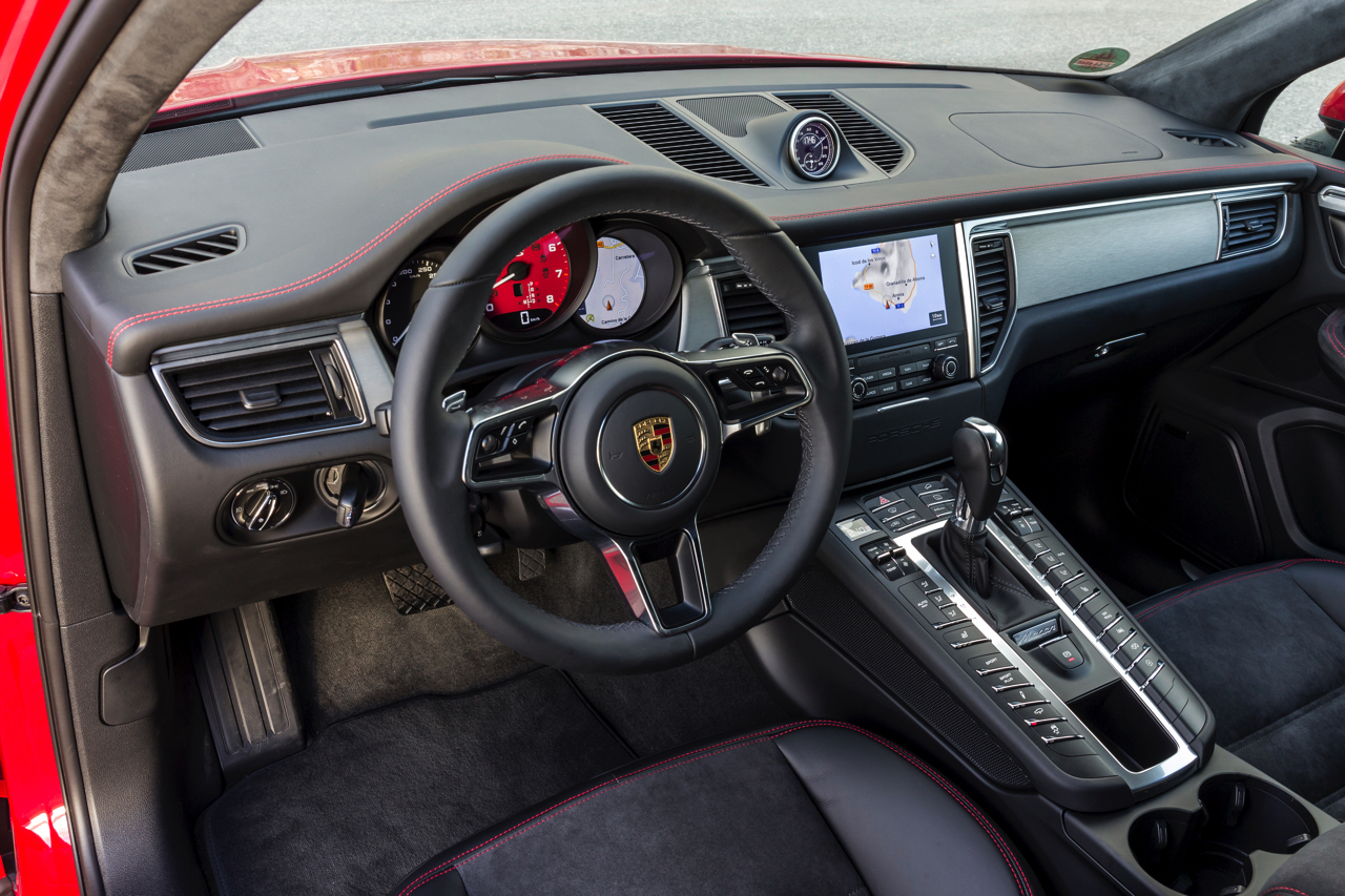 Autotest met de Porsche Macan GTS op Tenerife tijdens de persintroductie in november 2015. De SUV is de topper in zijn segment en komt als GTS extra krachtig voorrijden.