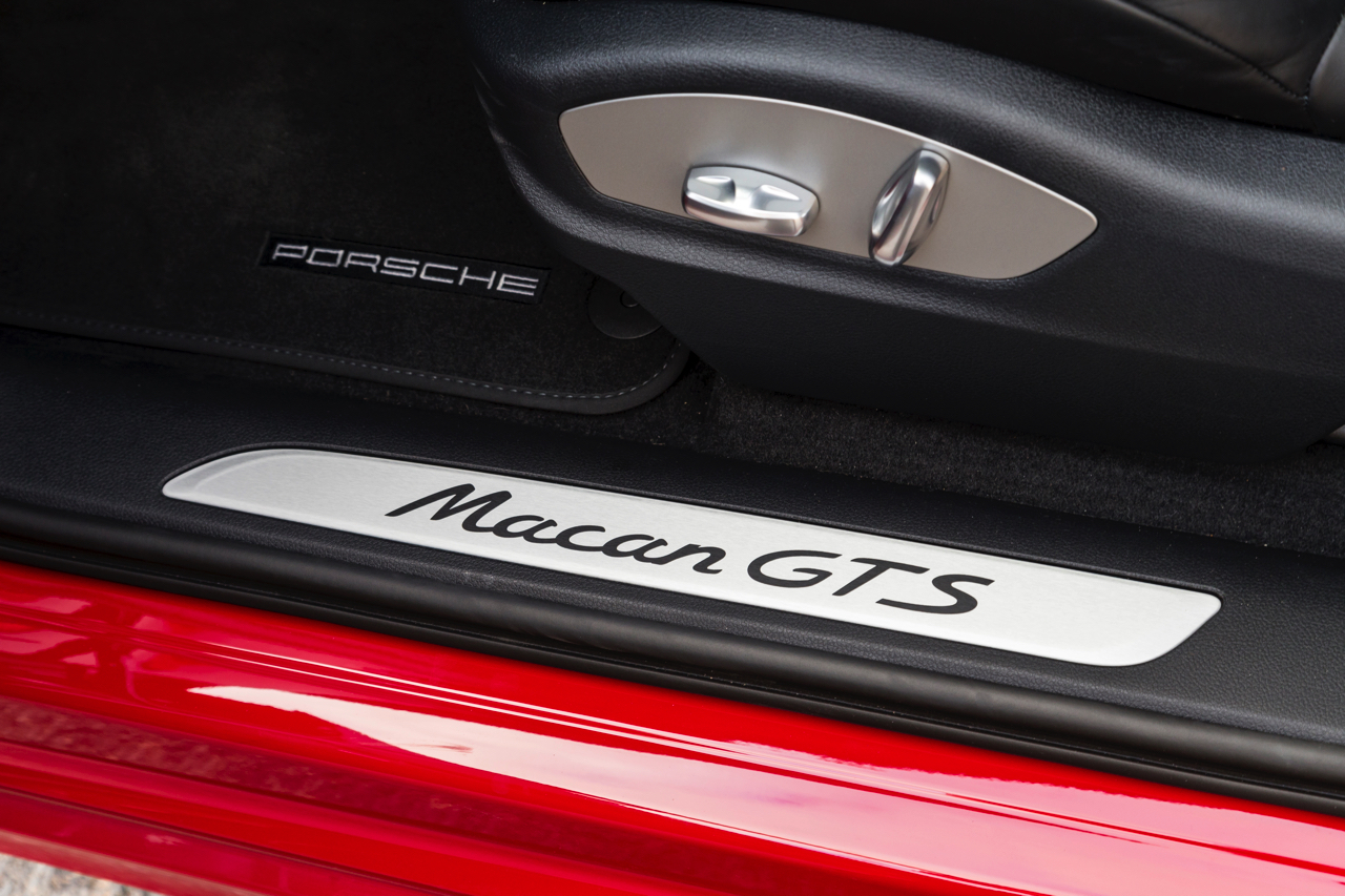 Autotest met de Porsche Macan GTS op Tenerife tijdens de persintroductie in november 2015. De SUV is de topper in zijn segment en komt als GTS extra krachtig voorrijden.