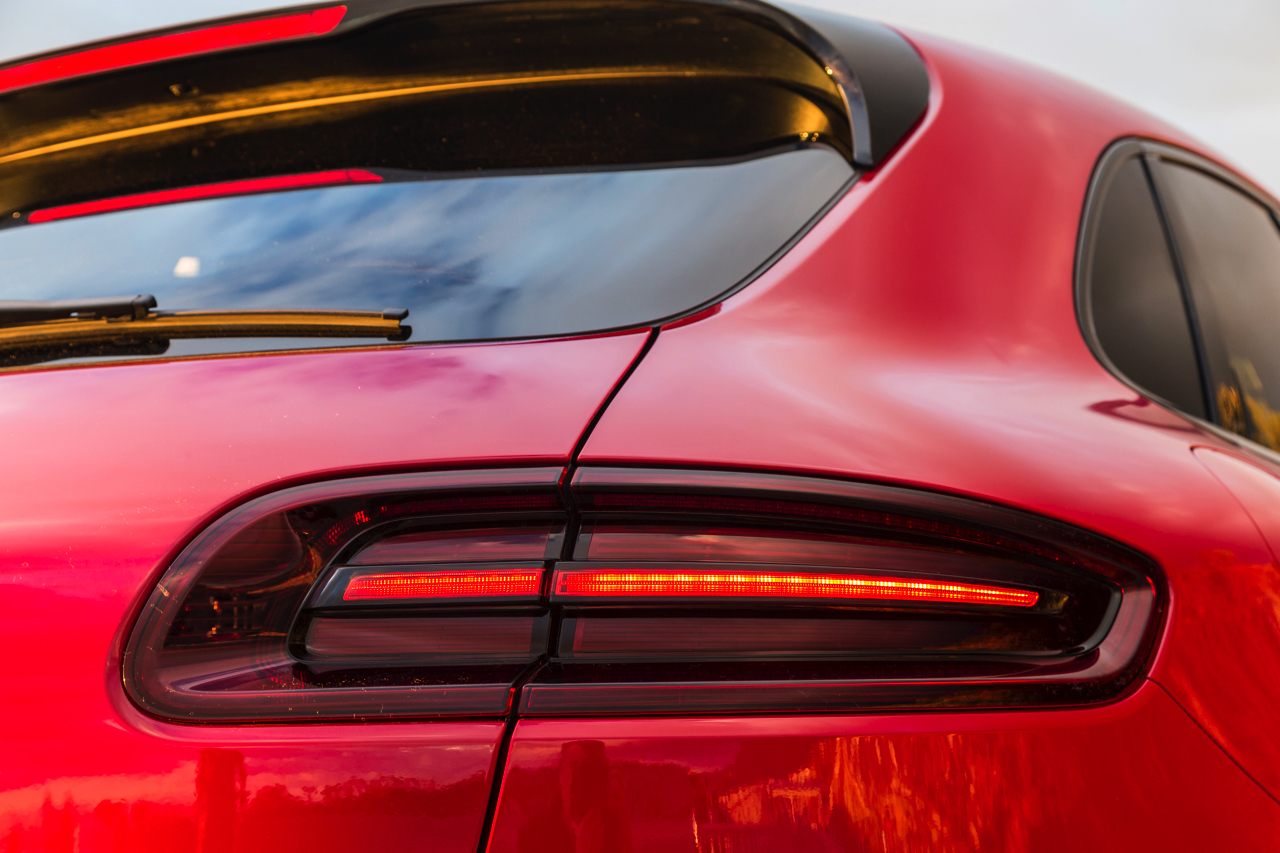 Autotest met de Porsche Macan GTS op Tenerife tijdens de persintroductie in november 2015. De SUV is de topper in zijn segment en komt als GTS extra krachtig voorrijden.