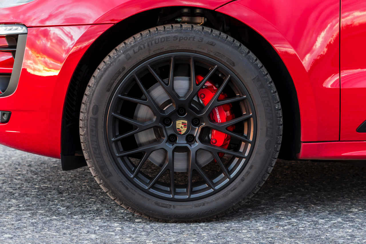 Autotest met de Porsche Macan GTS op Tenerife tijdens de persintroductie in november 2015. De SUV is de topper in zijn segment en komt als GTS extra krachtig voorrijden.