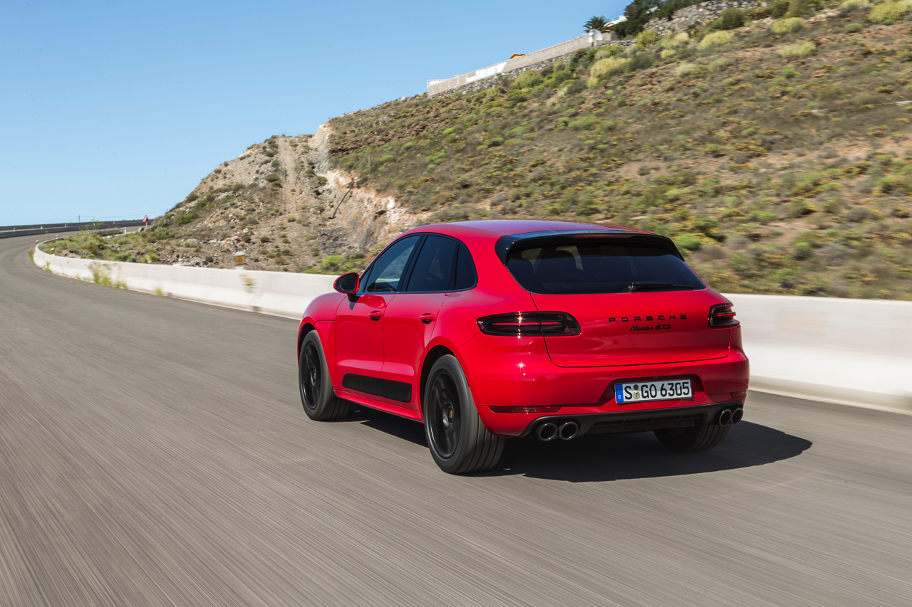 Autotest met de Porsche Macan GTS op Tenerife tijdens de persintroductie in november 2015. De SUV is de topper in zijn segment en komt als GTS extra krachtig voorrijden.