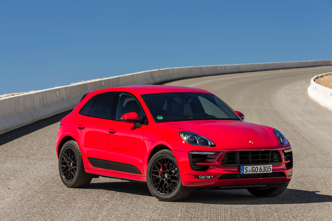 Autotest met de Porsche Macan GTS op Tenerife tijdens de persintroductie in november 2015. De SUV is de topper in zijn segment en komt als GTS extra krachtig voorrijden.