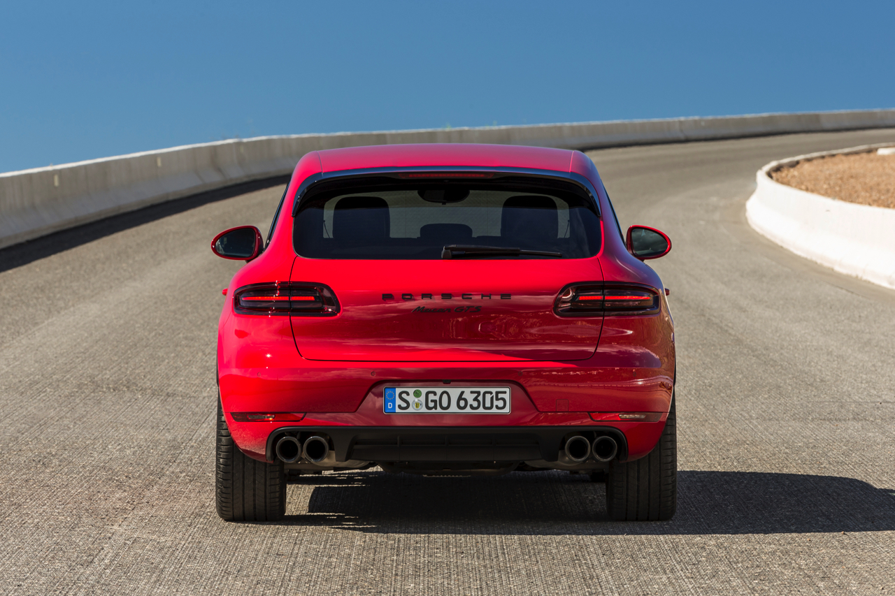 Autotest met de Porsche Macan GTS op Tenerife tijdens de persintroductie in november 2015. De SUV is de topper in zijn segment en komt als GTS extra krachtig voorrijden.