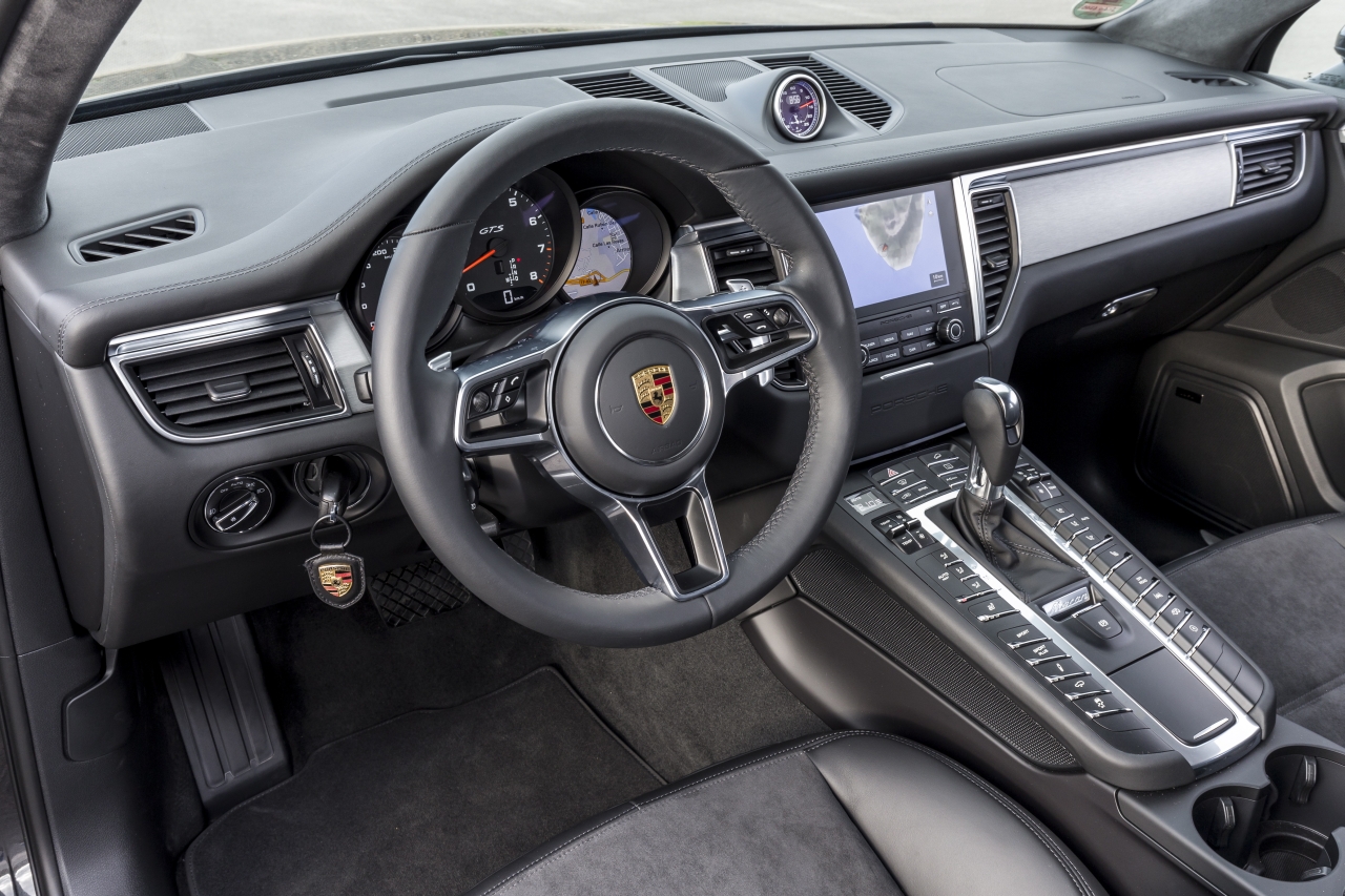 Autotest met de Porsche Macan GTS op Tenerife tijdens de persintroductie in november 2015. De SUV is de topper in zijn segment en komt als GTS extra krachtig voorrijden.