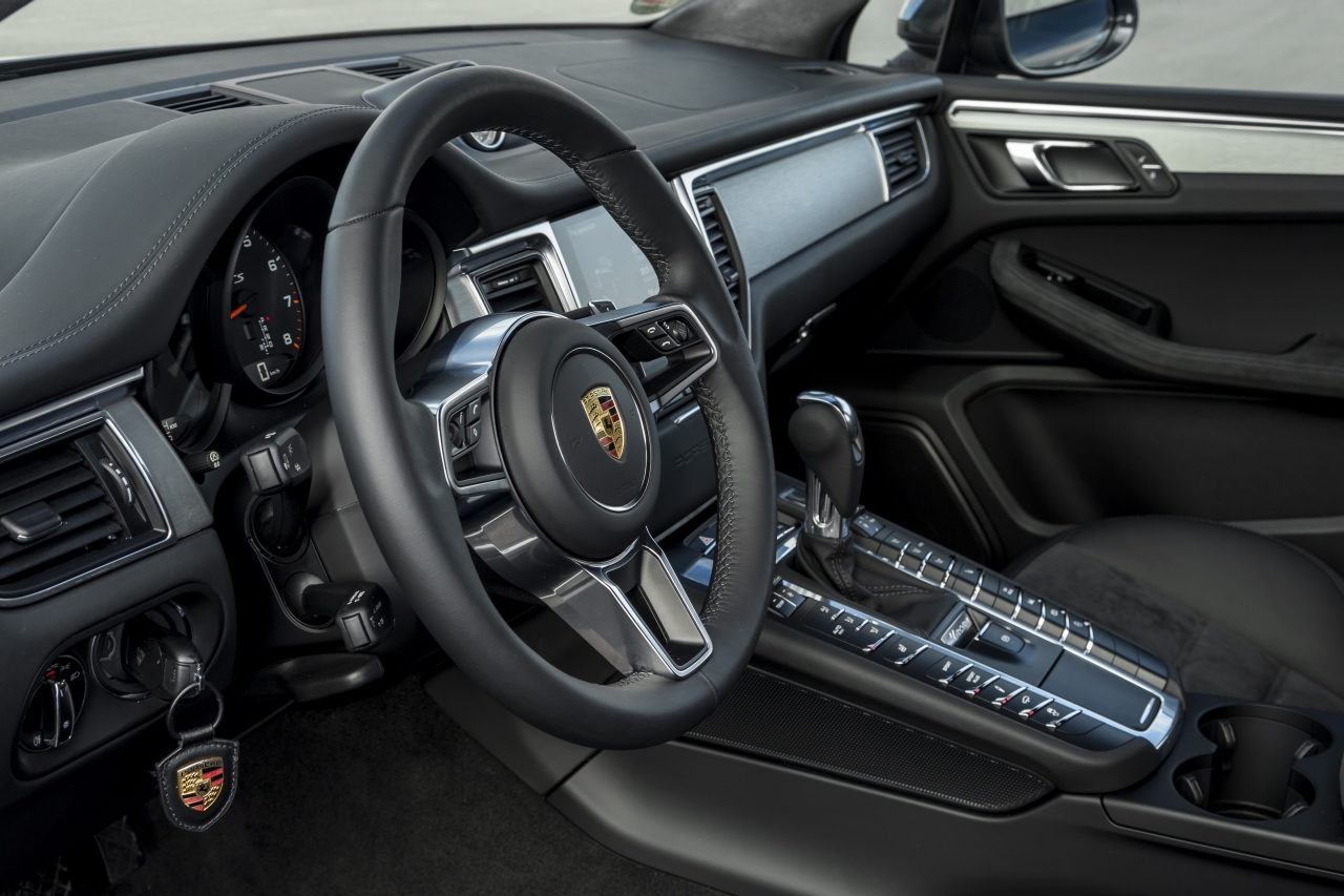 Autotest met de Porsche Macan GTS op Tenerife tijdens de persintroductie in november 2015. De SUV is de topper in zijn segment en komt als GTS extra krachtig voorrijden.