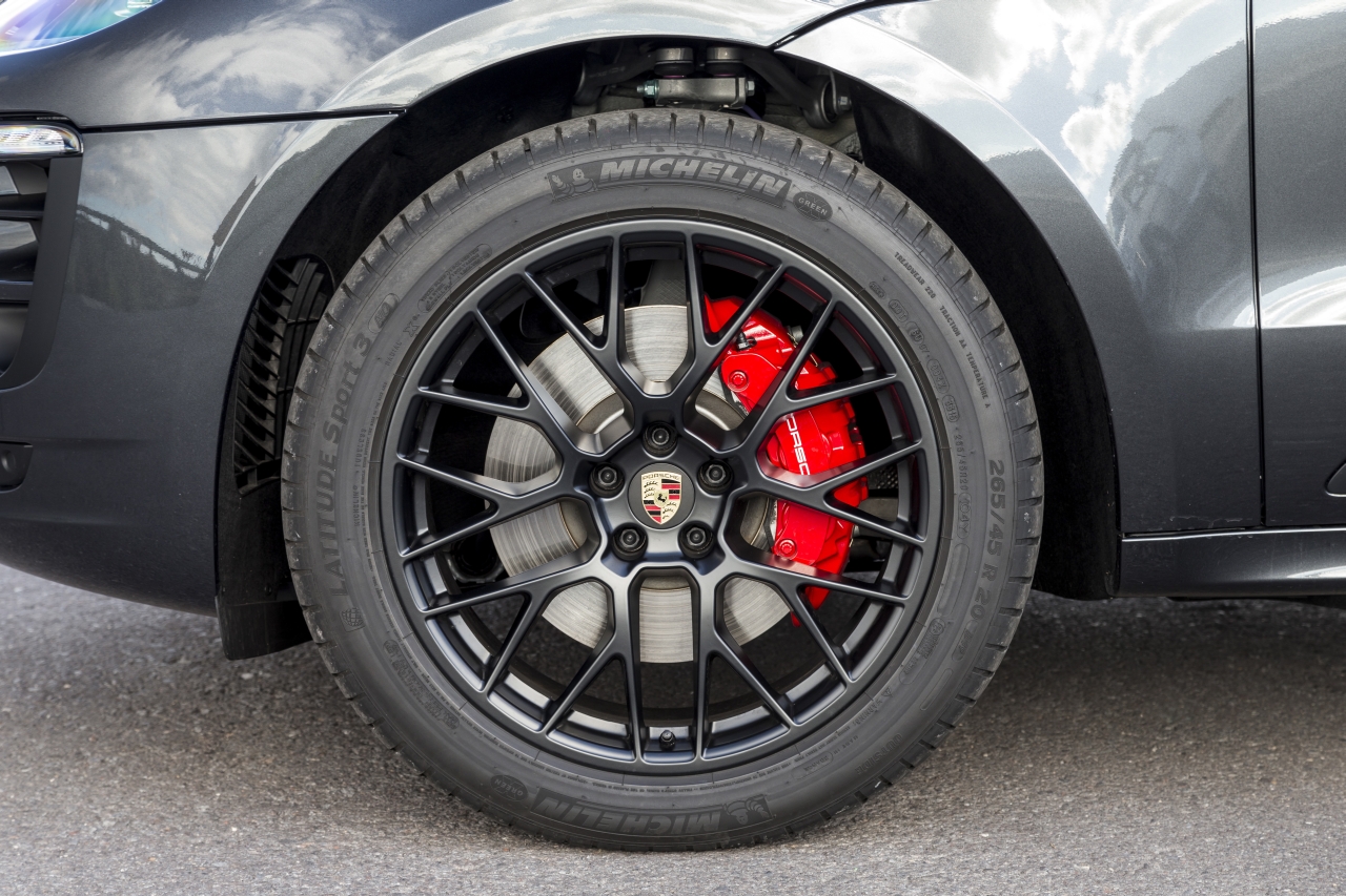 Autotest met de Porsche Macan GTS op Tenerife tijdens de persintroductie in november 2015. De SUV is de topper in zijn segment en komt als GTS extra krachtig voorrijden.