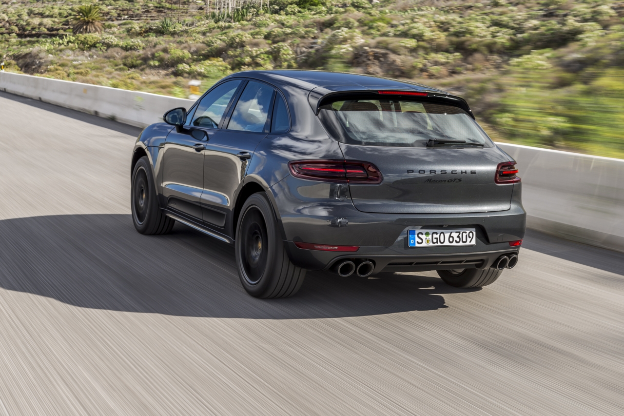 Autotest met de Porsche Macan GTS op Tenerife tijdens de persintroductie in november 2015. De SUV is de topper in zijn segment en komt als GTS extra krachtig voorrijden.