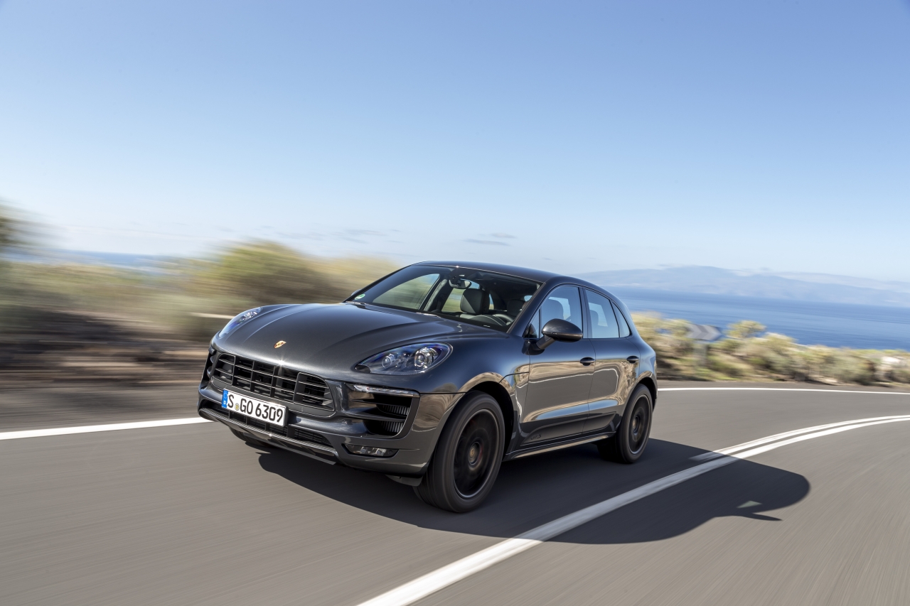 Autotest met de Porsche Macan GTS op Tenerife tijdens de persintroductie in november 2015. De SUV is de topper in zijn segment en komt als GTS extra krachtig voorrijden.
