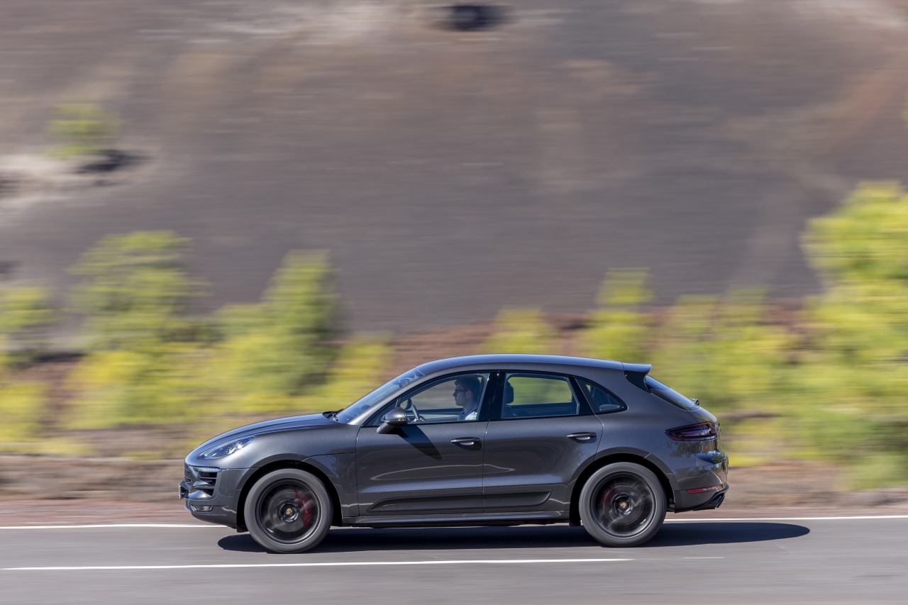 Autotest met de Porsche Macan GTS op Tenerife tijdens de persintroductie in november 2015. De SUV is de topper in zijn segment en komt als GTS extra krachtig voorrijden.