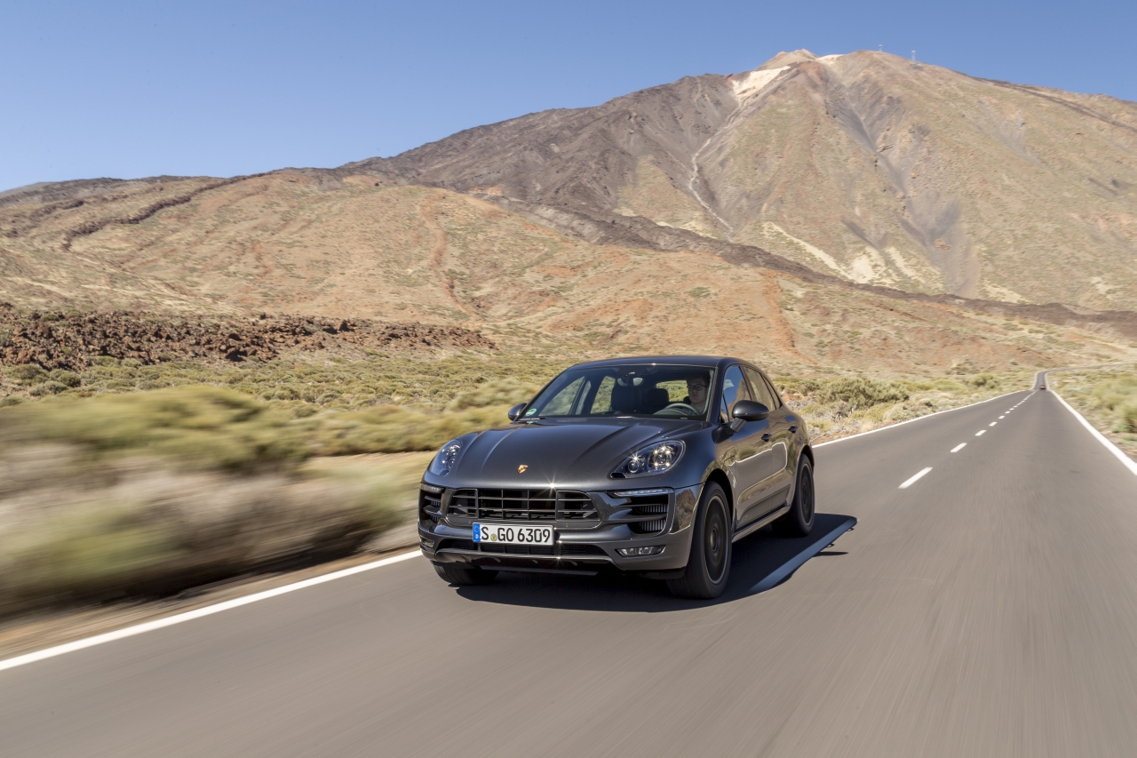 Autotest met de Porsche Macan GTS op Tenerife tijdens de persintroductie in november 2015. De SUV is de topper in zijn segment en komt als GTS extra krachtig voorrijden.
