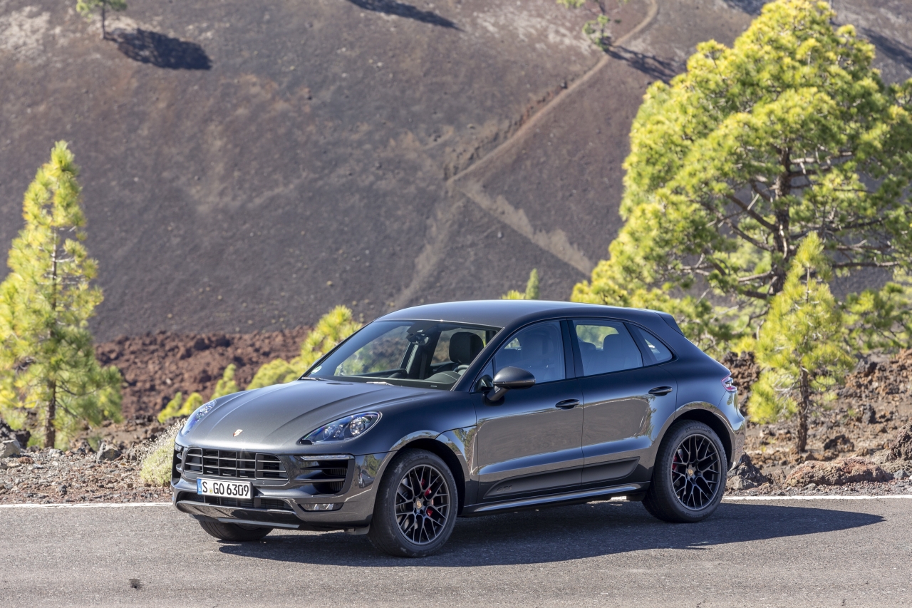 Autotest met de Porsche Macan GTS op Tenerife tijdens de persintroductie in november 2015. De SUV is de topper in zijn segment en komt als GTS extra krachtig voorrijden.