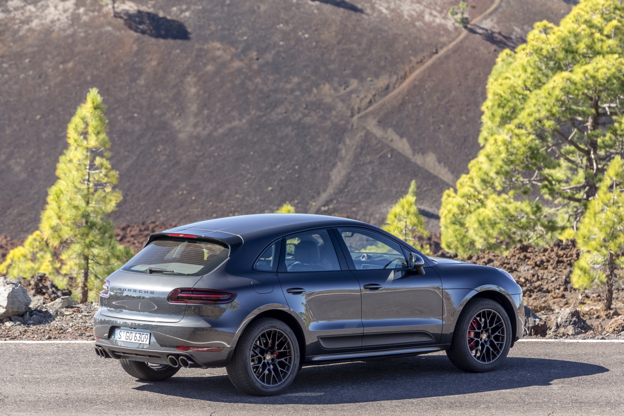 Autotest met de Porsche Macan GTS op Tenerife tijdens de persintroductie in november 2015. De SUV is de topper in zijn segment en komt als GTS extra krachtig voorrijden.