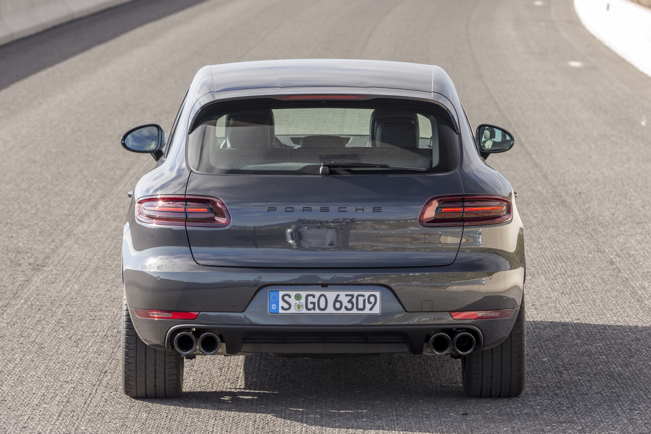 Autotest met de Porsche Macan GTS op Tenerife tijdens de persintroductie in november 2015. De SUV is de topper in zijn segment en komt als GTS extra krachtig voorrijden.