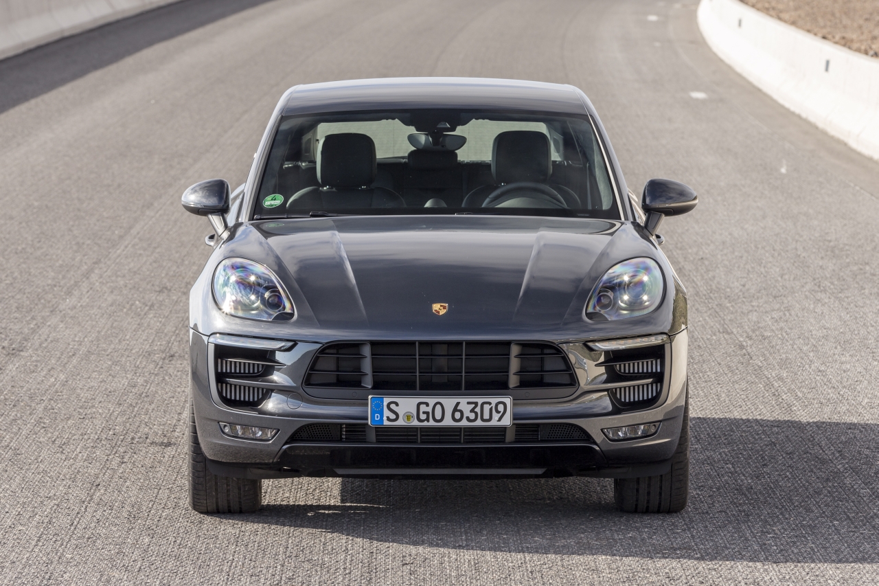 Autotest met de Porsche Macan GTS op Tenerife tijdens de persintroductie in november 2015. De SUV is de topper in zijn segment en komt als GTS extra krachtig voorrijden.