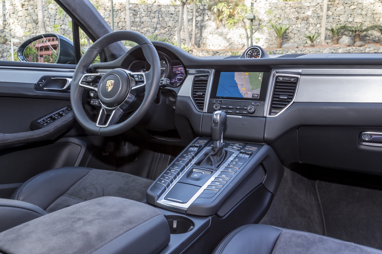 Autotest met de Porsche Macan GTS op Tenerife tijdens de persintroductie in november 2015. De SUV is de topper in zijn segment en komt als GTS extra krachtig voorrijden.