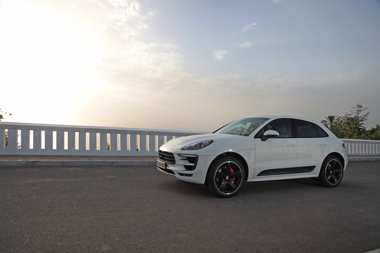 Autotest met de Porsche Macan GTS op Tenerife tijdens de persintroductie in november 2015. De SUV is de topper in zijn segment en komt als GTS extra krachtig voorrijden.