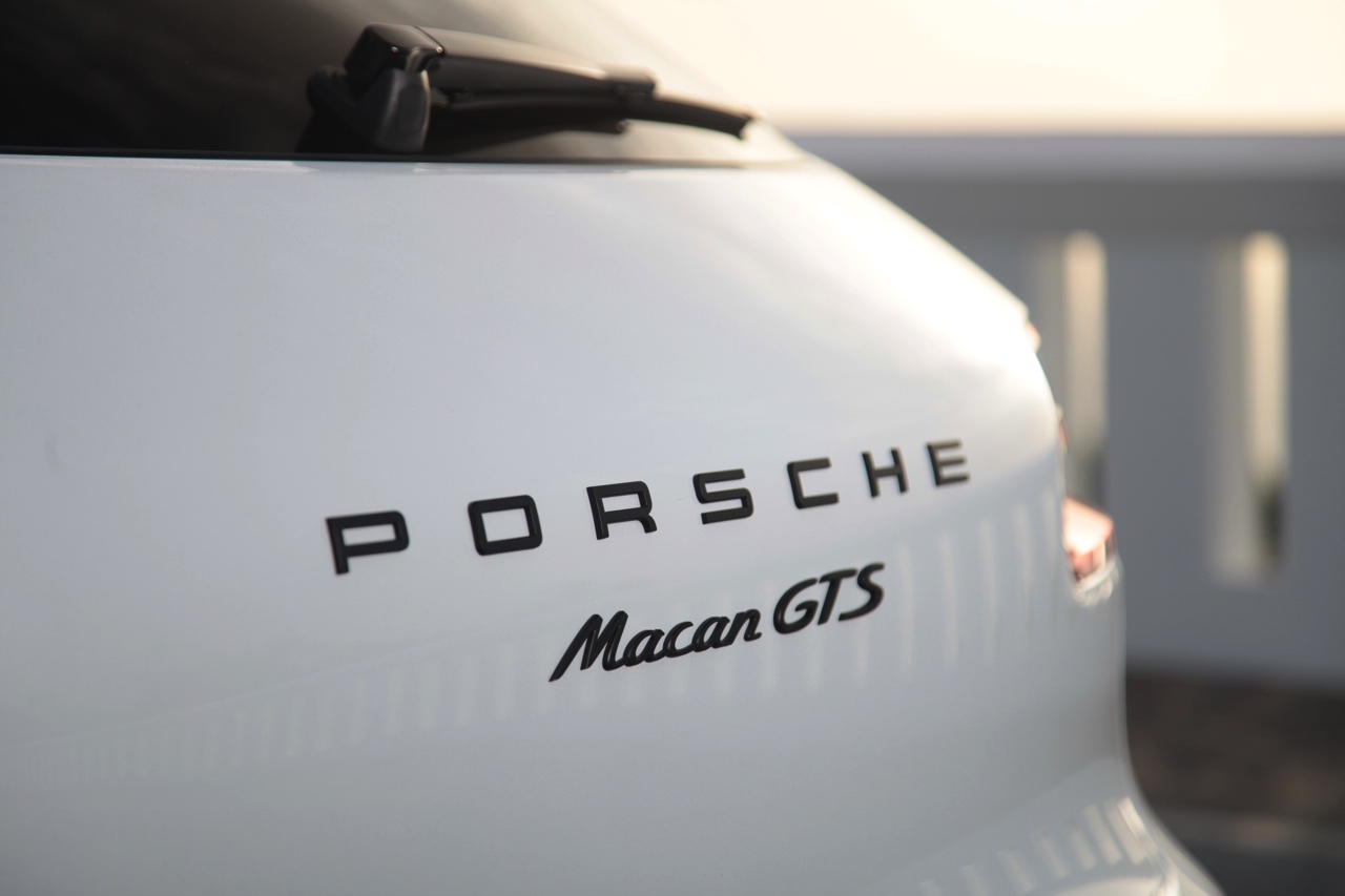 Autotest met de Porsche Macan GTS op Tenerife tijdens de persintroductie in november 2015. De SUV is de topper in zijn segment en komt als GTS extra krachtig voorrijden.