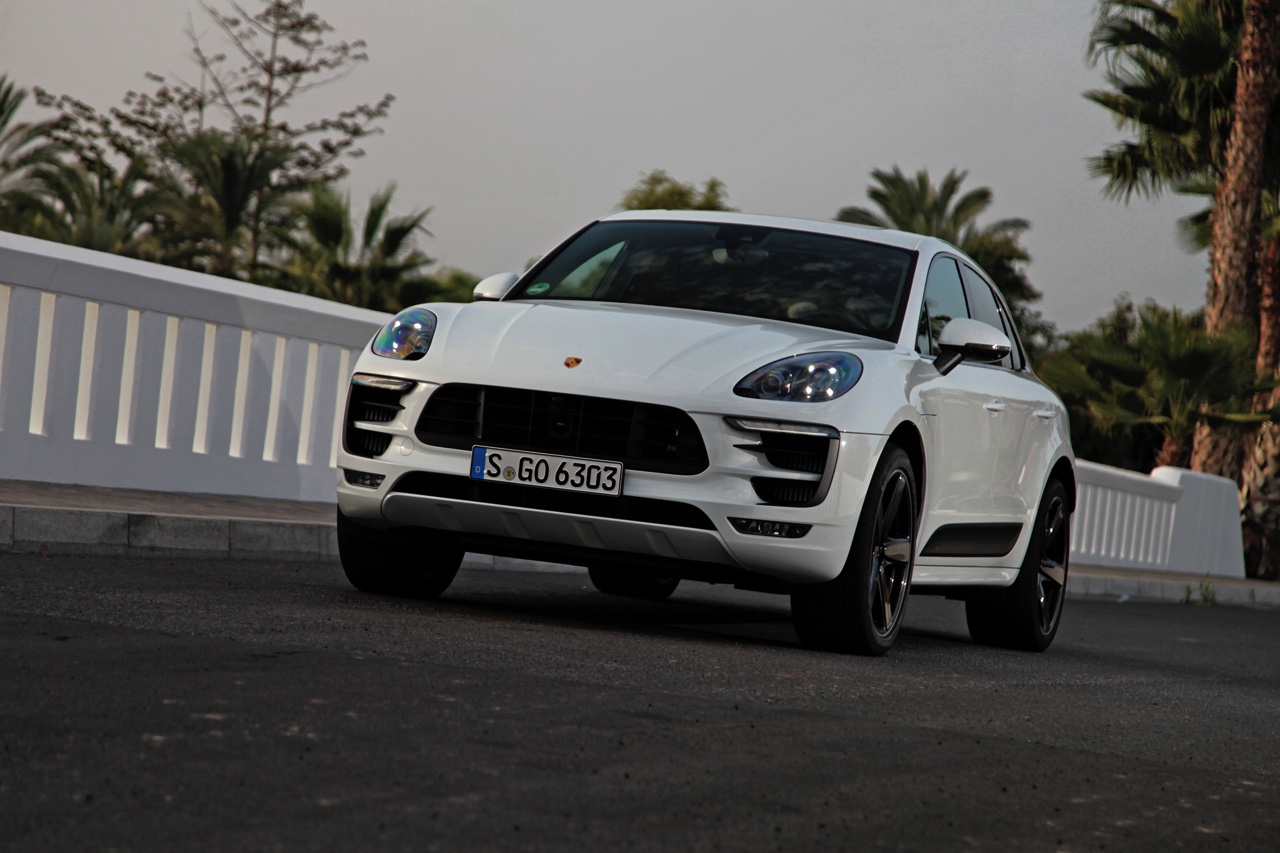 Autotest met de Porsche Macan GTS op Tenerife tijdens de persintroductie in november 2015. De SUV is de topper in zijn segment en komt als GTS extra krachtig voorrijden.