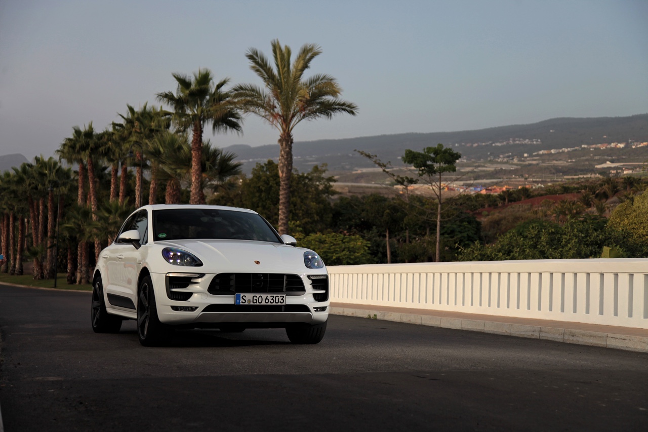 Autotest met de Porsche Macan GTS op Tenerife tijdens de persintroductie in november 2015. De SUV is de topper in zijn segment en komt als GTS extra krachtig voorrijden.