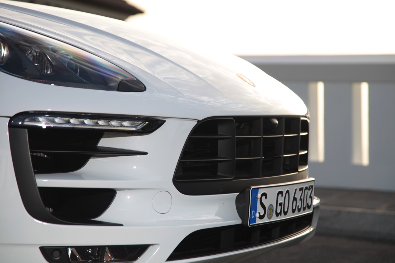 Autotest met de Porsche Macan GTS op Tenerife tijdens de persintroductie in november 2015. De SUV is de topper in zijn segment en komt als GTS extra krachtig voorrijden.