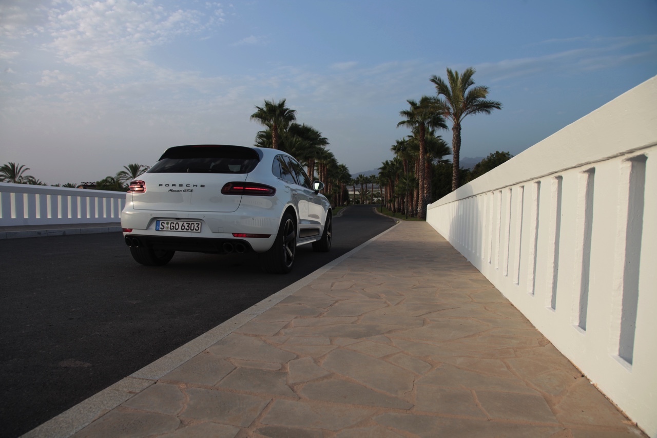 Autotest met de Porsche Macan GTS op Tenerife tijdens de persintroductie in november 2015. De SUV is de topper in zijn segment en komt als GTS extra krachtig voorrijden.