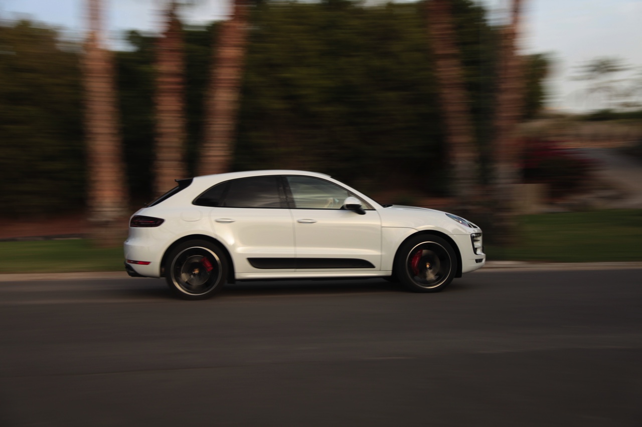 Autotest met de Porsche Macan GTS op Tenerife tijdens de persintroductie in november 2015. De SUV is de topper in zijn segment en komt als GTS extra krachtig voorrijden.
