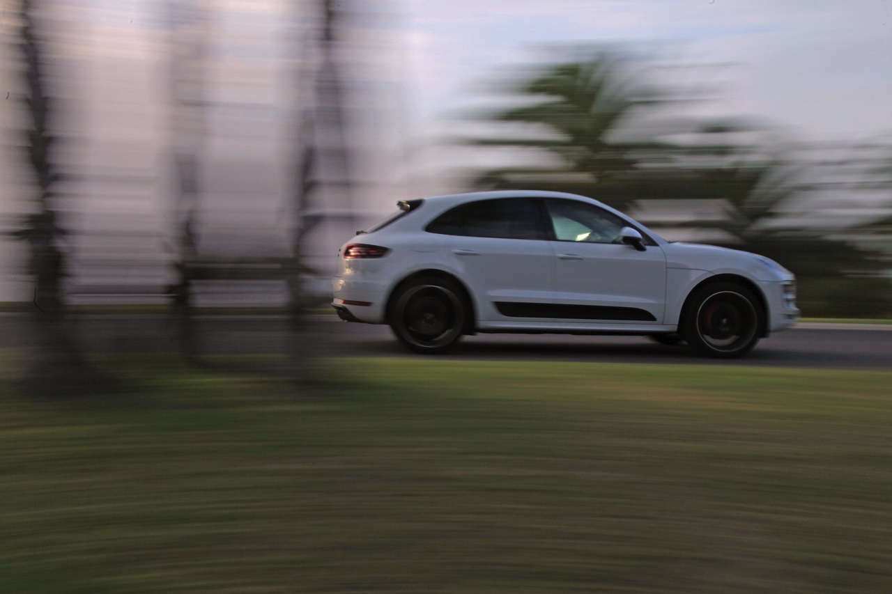 Autotest met de Porsche Macan GTS op Tenerife tijdens de persintroductie in november 2015. De SUV is de topper in zijn segment en komt als GTS extra krachtig voorrijden.