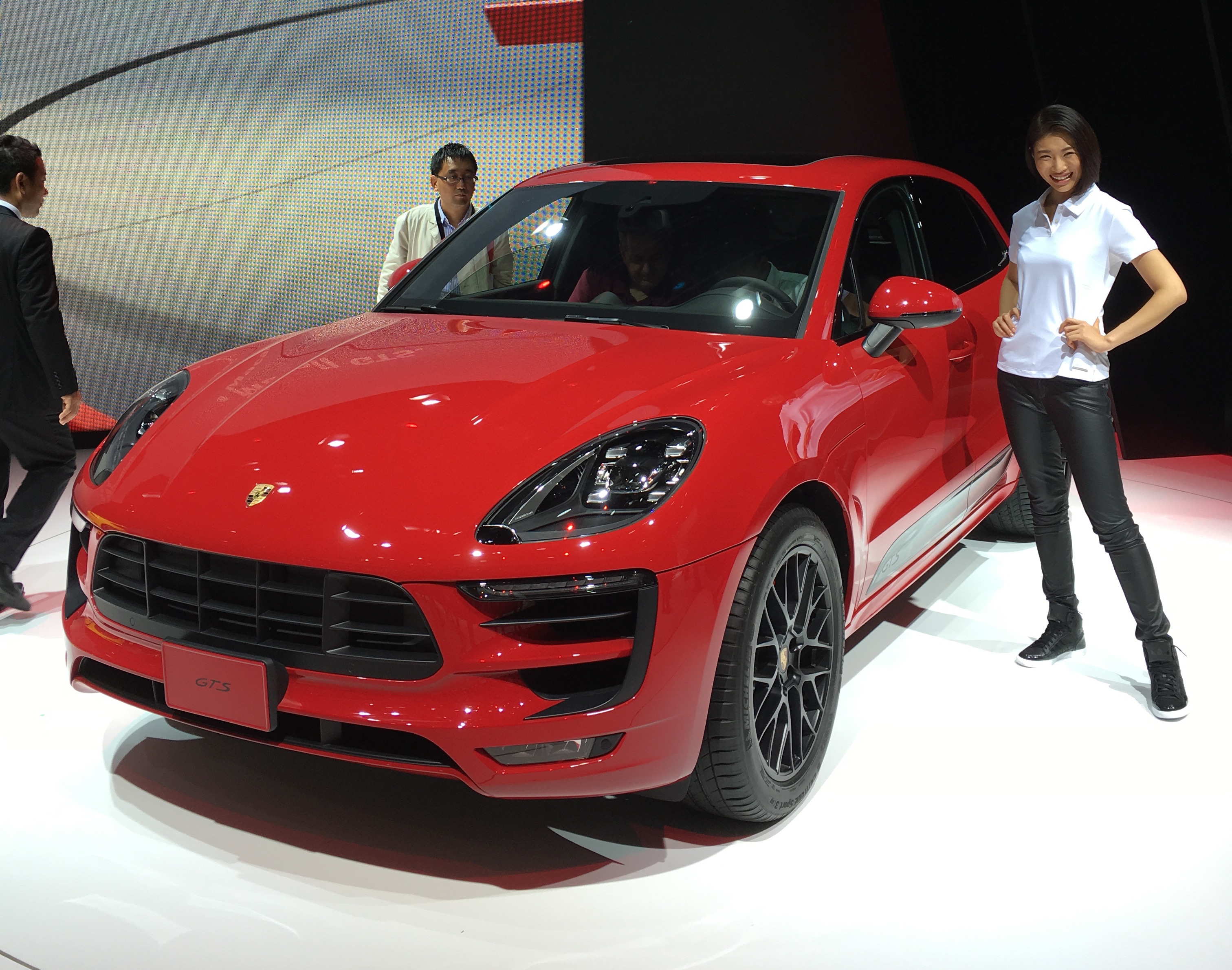 Meer rijplezier in Porsche Macan GTS dankzij meer vermogen, een aangepast onderstel, versterkte remmen en specifieke GTS-uitrusting.