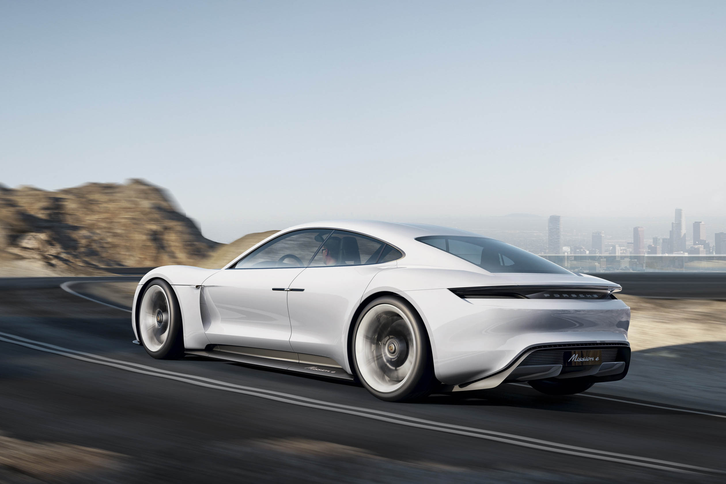 De volledig elektrische sportwagen van Porsche is de Mission E concept, een studiemodel met 600 pk, 500 kilometer actieradius en Porsche Turbo Charging.