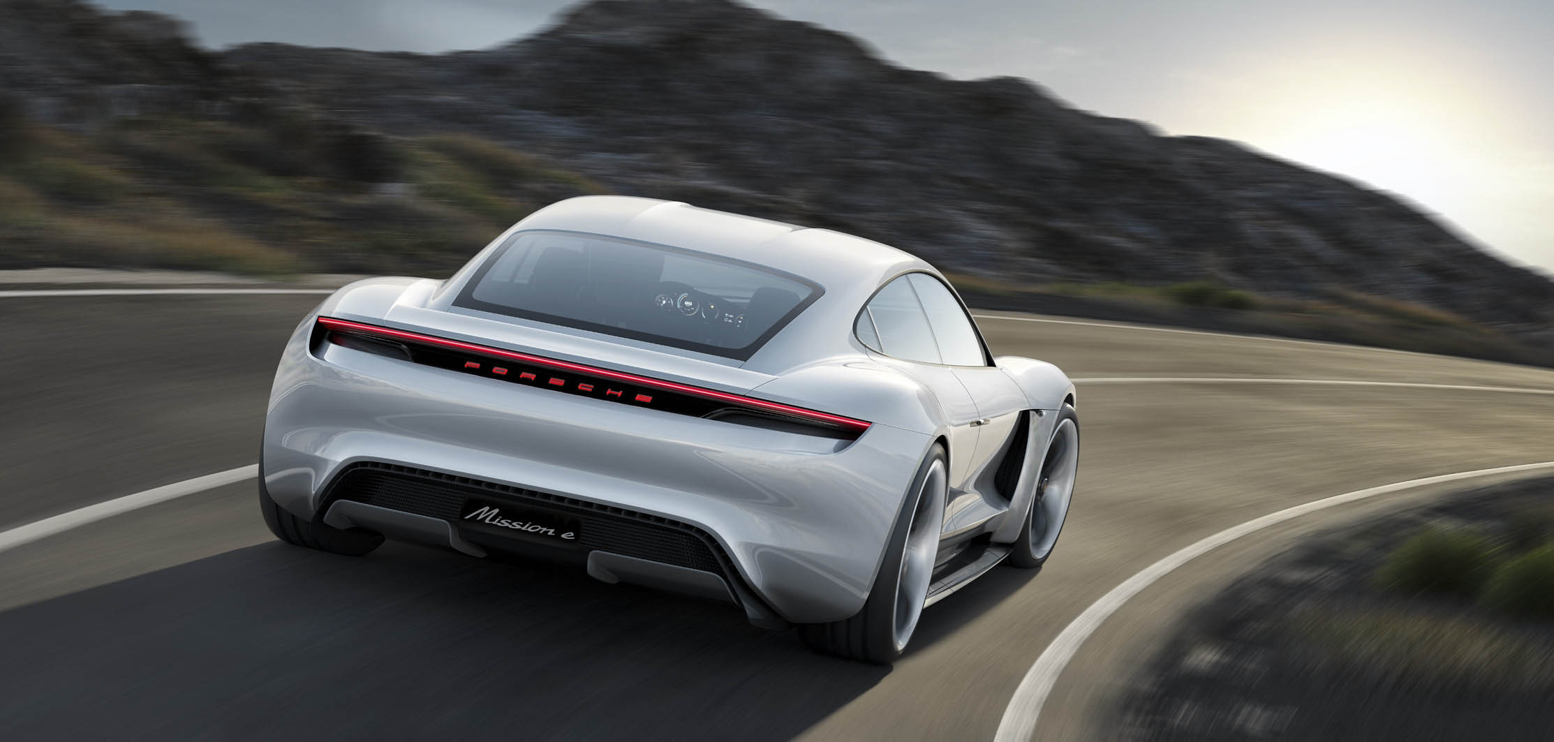 De volledig elektrische sportwagen van Porsche is de Mission E concept, een studiemodel met 600 pk, 500 kilometer actieradius en Porsche Turbo Charging.