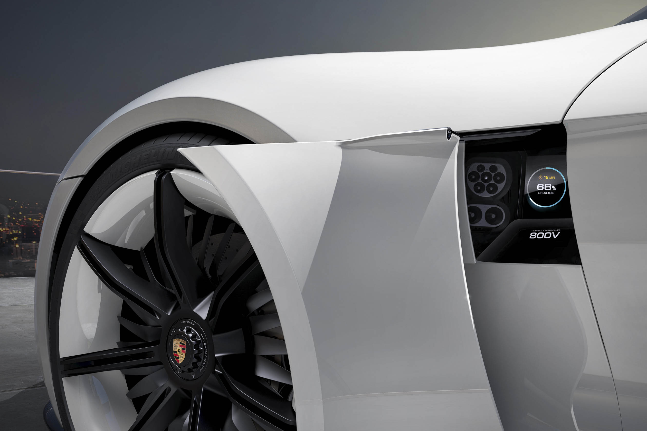 De volledig elektrische sportwagen van Porsche is de Mission E concept, een studiemodel met 600 pk, 500 kilometer actieradius en Porsche Turbo Charging.
