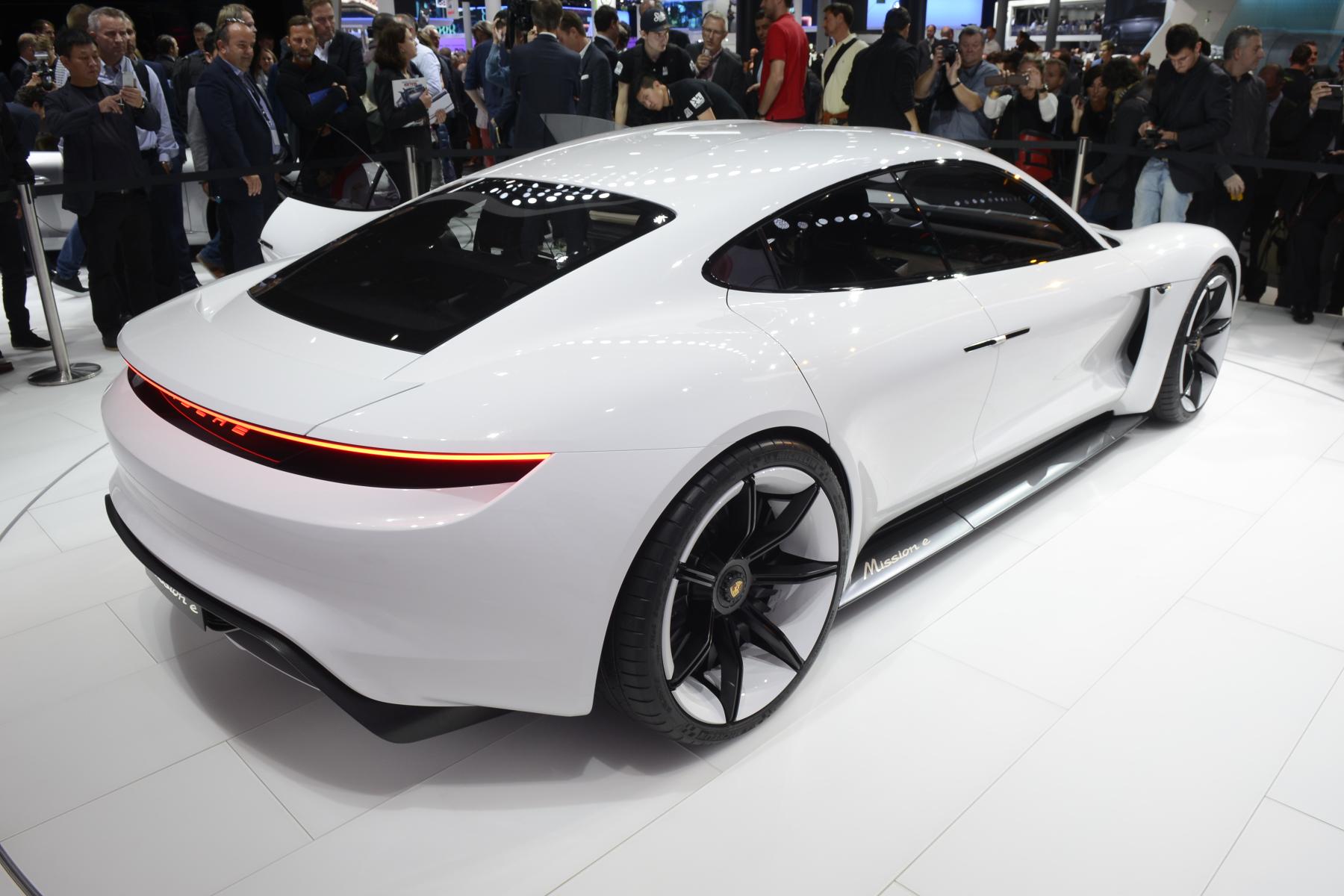 De volledig elektrische sportwagen van Porsche is de Mission E concept, een studiemodel met 600 pk, 500 kilometer actieradius en Porsche Turbo Charging.