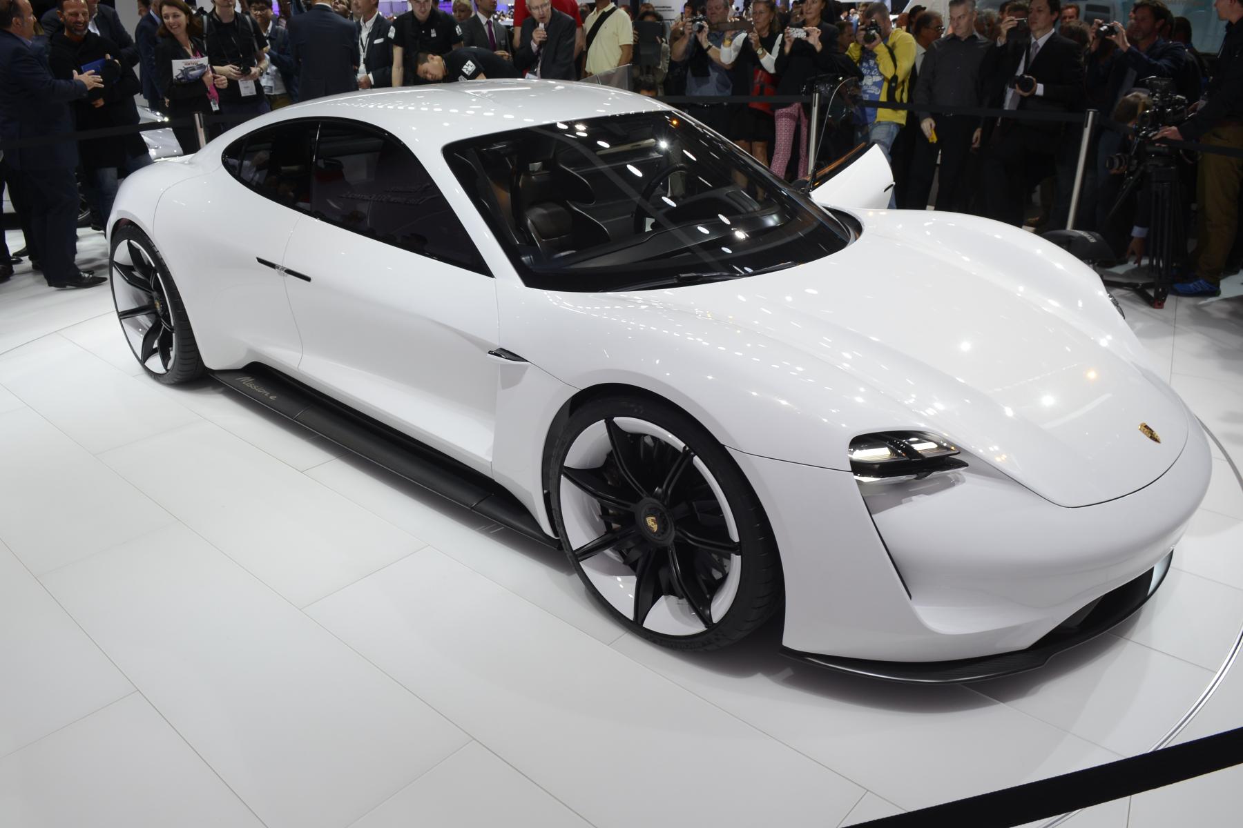 De volledig elektrische sportwagen van Porsche is de Mission E concept, een studiemodel met 600 pk, 500 kilometer actieradius en Porsche Turbo Charging.