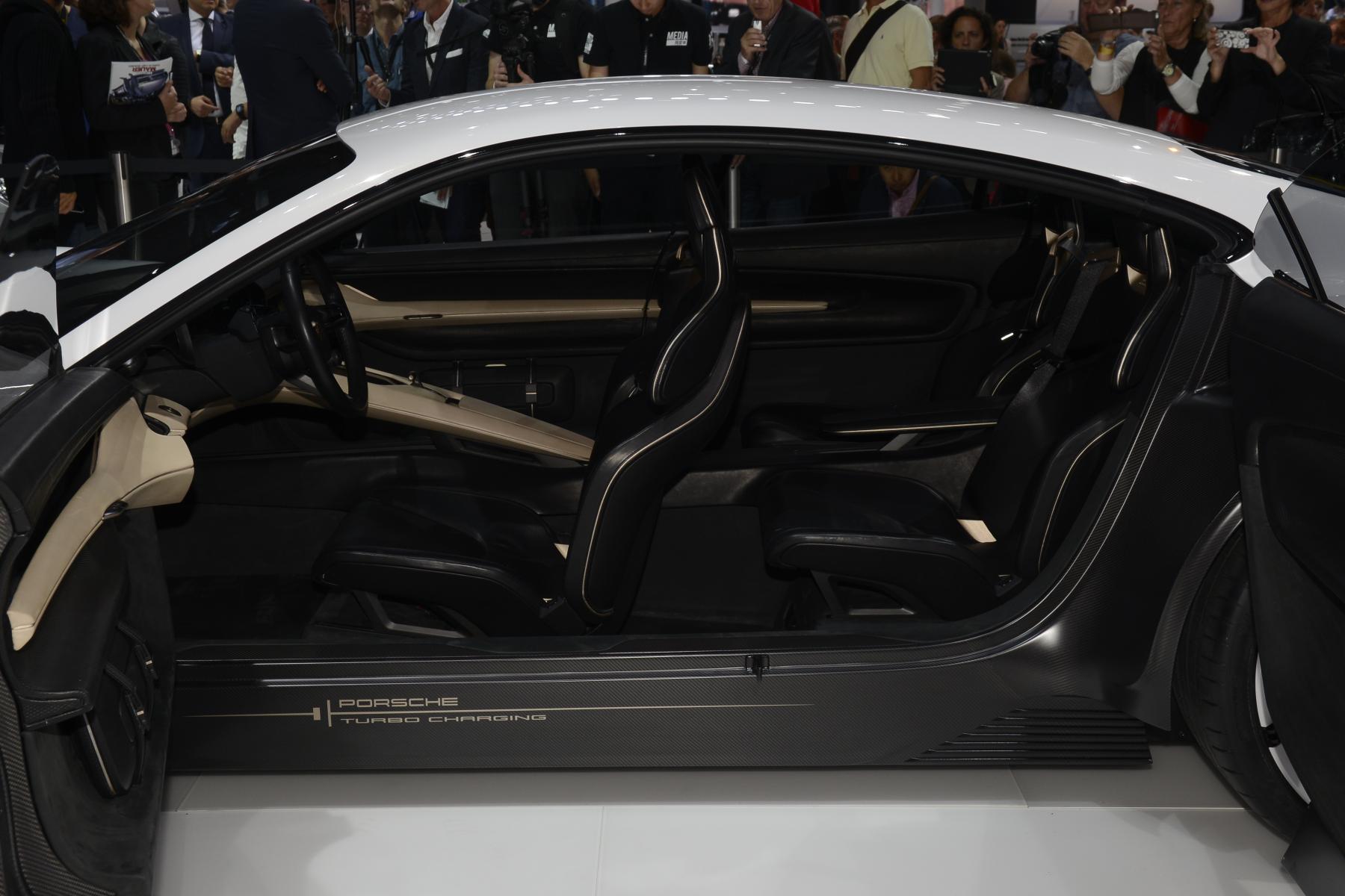 De volledig elektrische sportwagen van Porsche is de Mission E concept, een studiemodel met 600 pk, 500 kilometer actieradius en Porsche Turbo Charging.