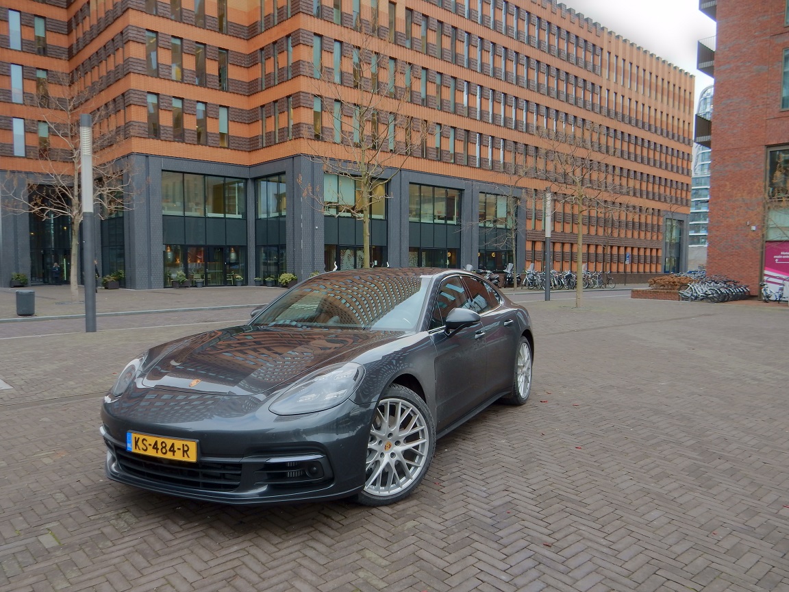 De Porsche Panamera gaat met het nieuwe model de tweede generatie in. Het concept is hetzelfde gebleven, maar de auto is op de nodige punten verbeterd. AutoVandaag deed een rijtest.