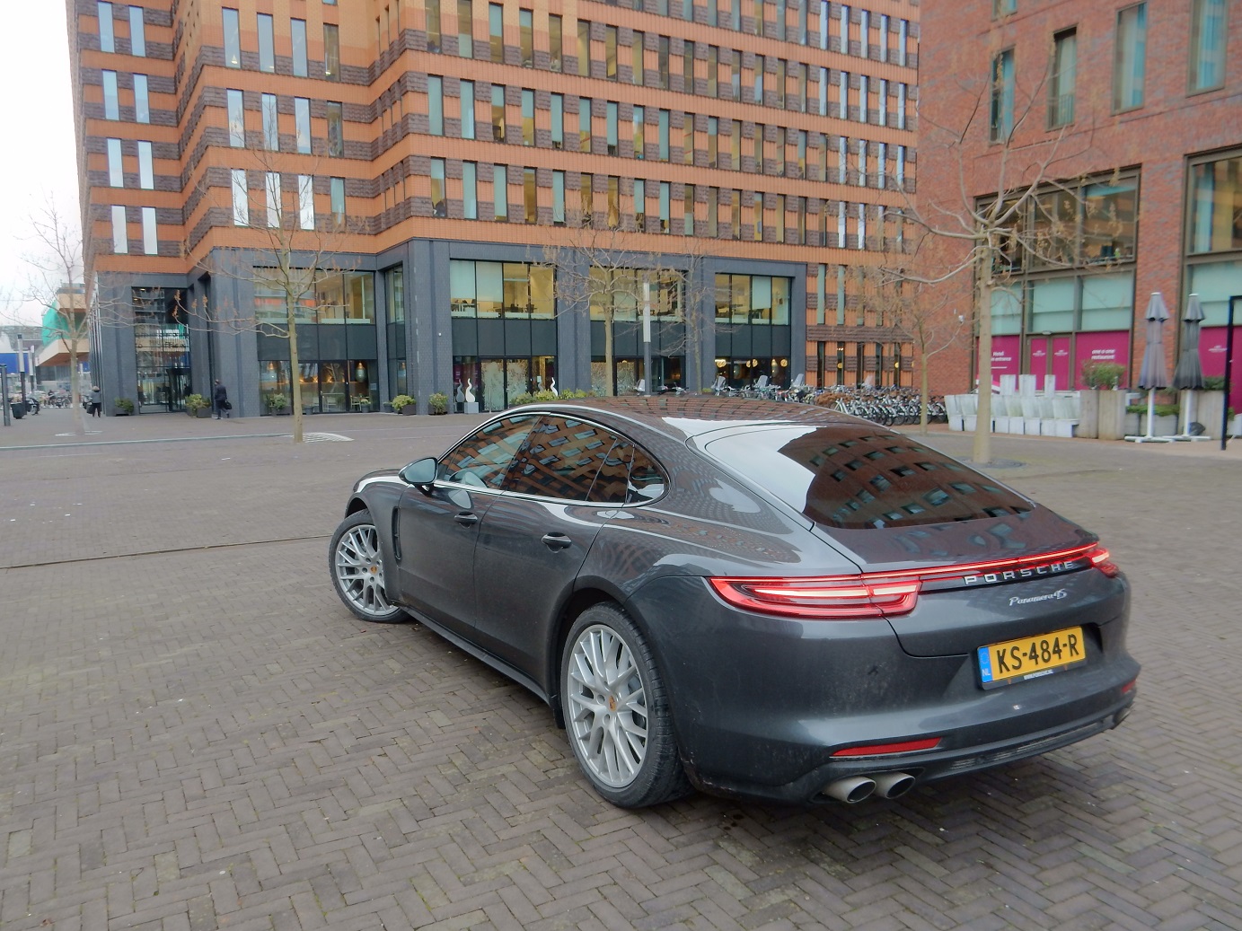 De Porsche Panamera gaat met het nieuwe model de tweede generatie in. Het concept is hetzelfde gebleven, maar de auto is op de nodige punten verbeterd. AutoVandaag deed een rijtest.