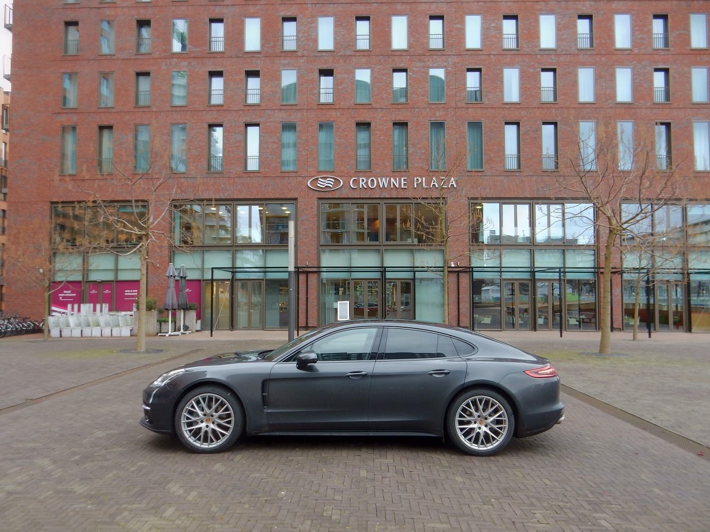 De Porsche Panamera gaat met het nieuwe model de tweede generatie in. Het concept is hetzelfde gebleven, maar de auto is op de nodige punten verbeterd. AutoVandaag deed een rijtest.