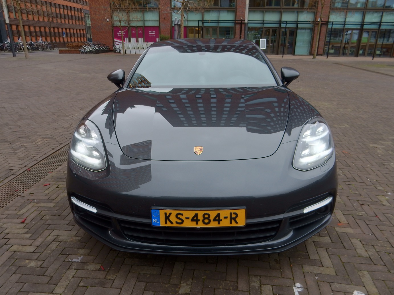 De Porsche Panamera gaat met het nieuwe model de tweede generatie in. Het concept is hetzelfde gebleven, maar de auto is op de nodige punten verbeterd. AutoVandaag deed een rijtest.