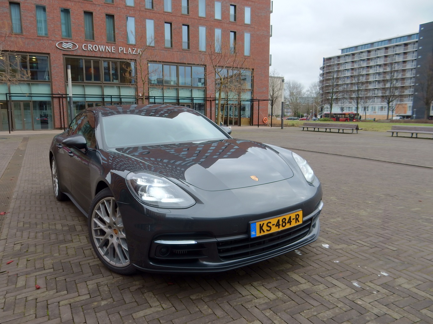 De Porsche Panamera gaat met het nieuwe model de tweede generatie in. Het concept is hetzelfde gebleven, maar de auto is op de nodige punten verbeterd. AutoVandaag deed een rijtest.