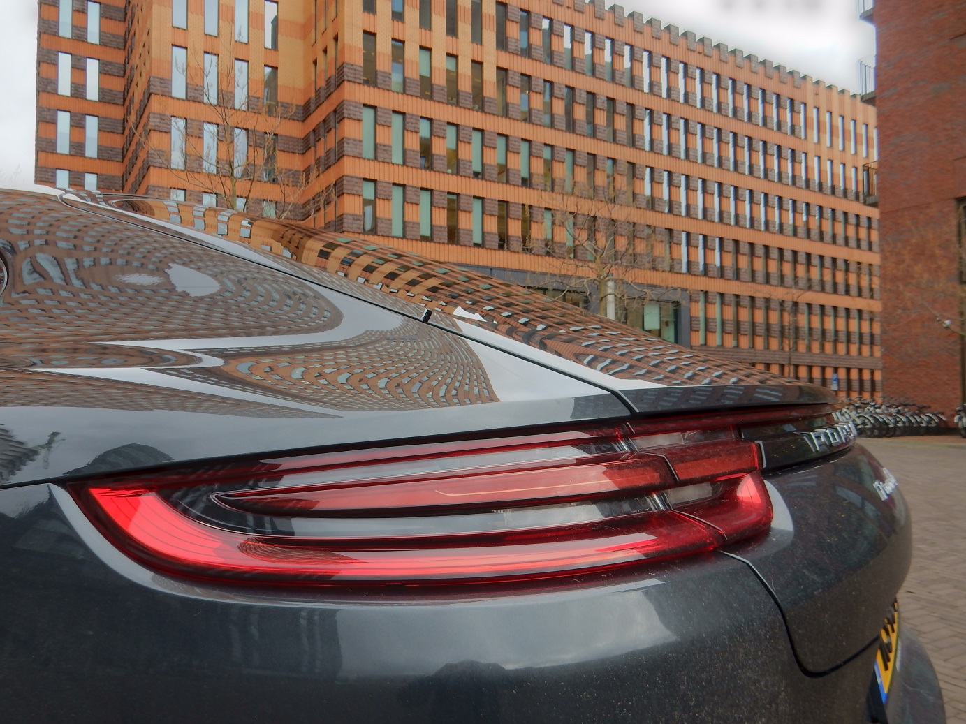 De Porsche Panamera gaat met het nieuwe model de tweede generatie in. Het concept is hetzelfde gebleven, maar de auto is op de nodige punten verbeterd. AutoVandaag deed een rijtest.