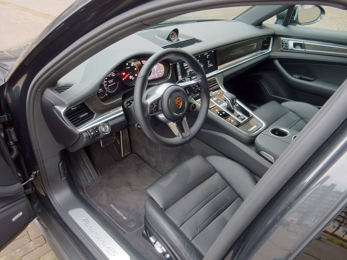 De Porsche Panamera gaat met het nieuwe model de tweede generatie in. Het concept is hetzelfde gebleven, maar de auto is op de nodige punten verbeterd. AutoVandaag deed een rijtest.