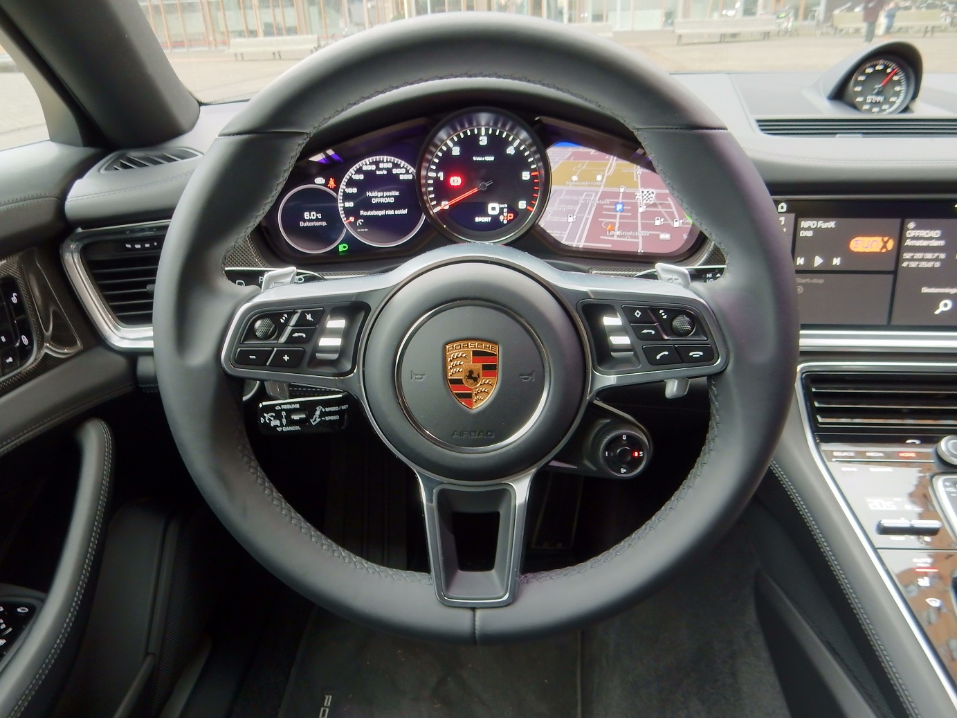 De Porsche Panamera gaat met het nieuwe model de tweede generatie in. Het concept is hetzelfde gebleven, maar de auto is op de nodige punten verbeterd. AutoVandaag deed een rijtest.