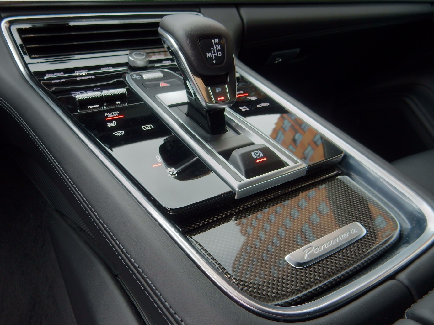 De Porsche Panamera gaat met het nieuwe model de tweede generatie in. Het concept is hetzelfde gebleven, maar de auto is op de nodige punten verbeterd. AutoVandaag deed een rijtest.